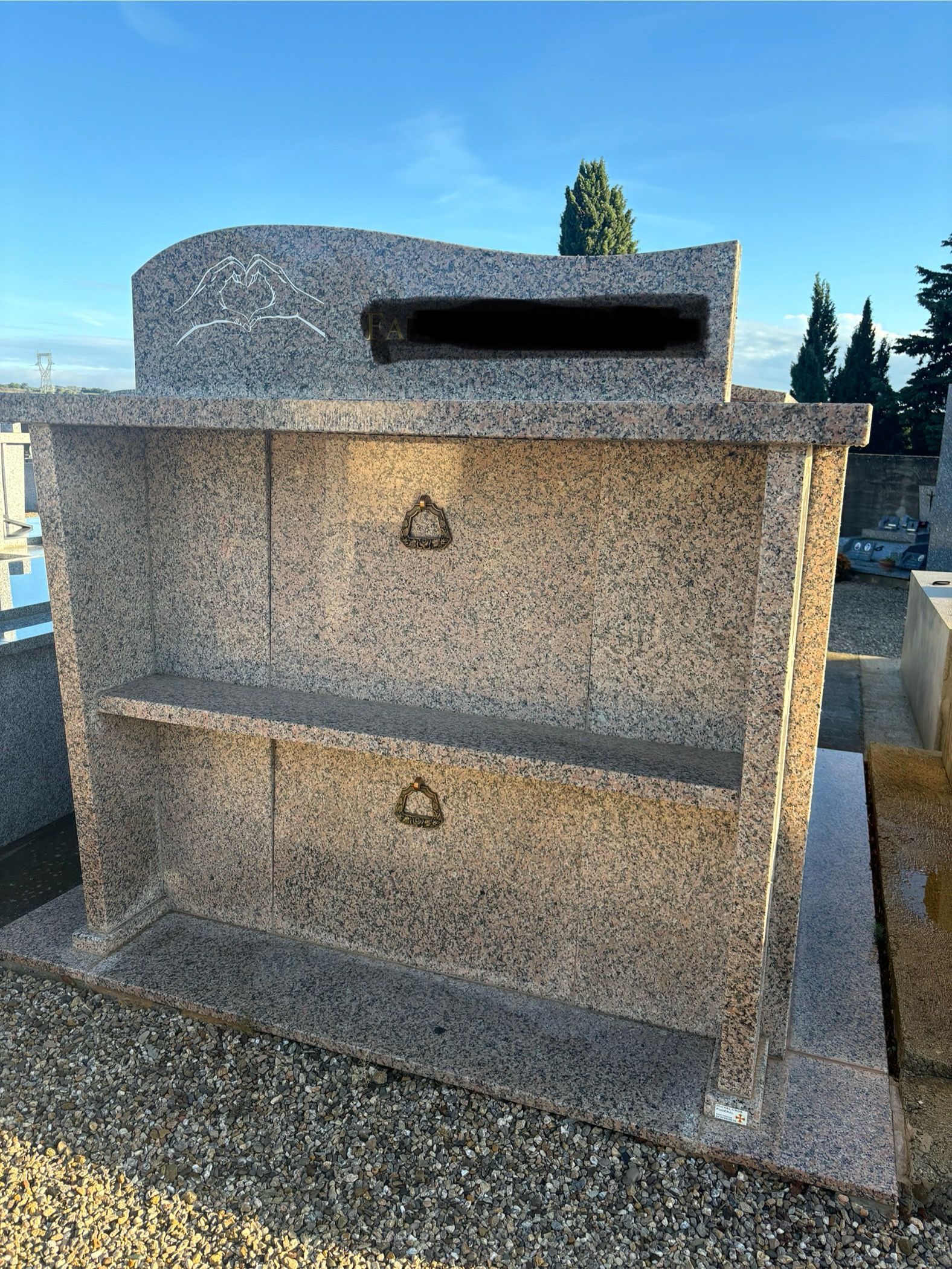 Columbarium en pierre avec deux étagères et une ouverture sur le dessus. Extérieur.