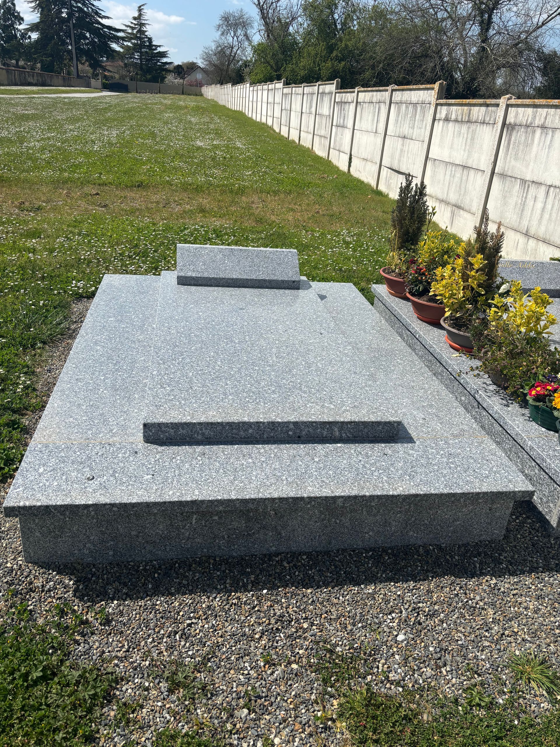 Gros plan d'une surface de granit brun rougeâtre avec une découpe en forme de croissant de lune.