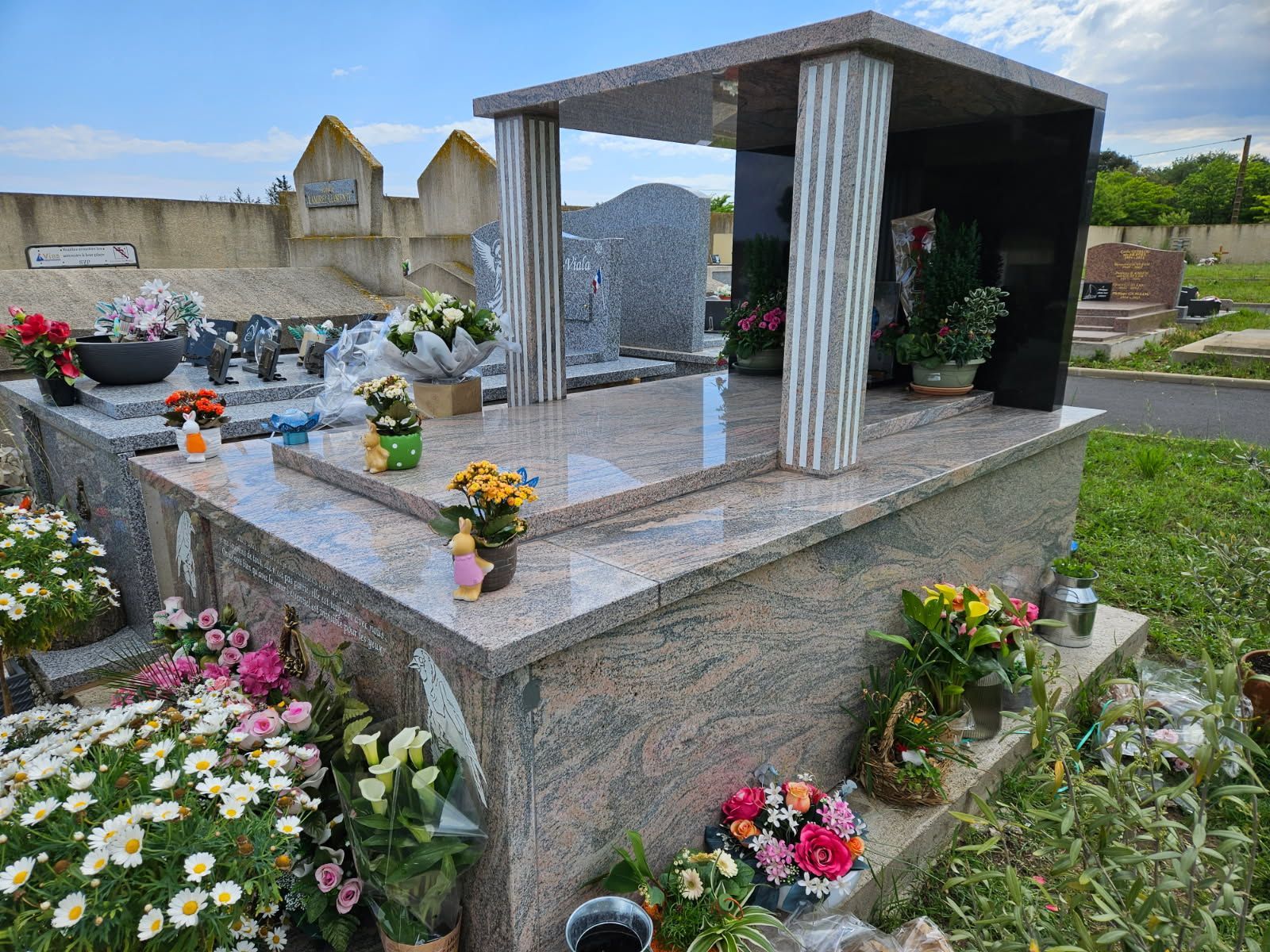 Columbarium en pierre avec deux étagères et une ouverture sur le dessus. Extérieur.