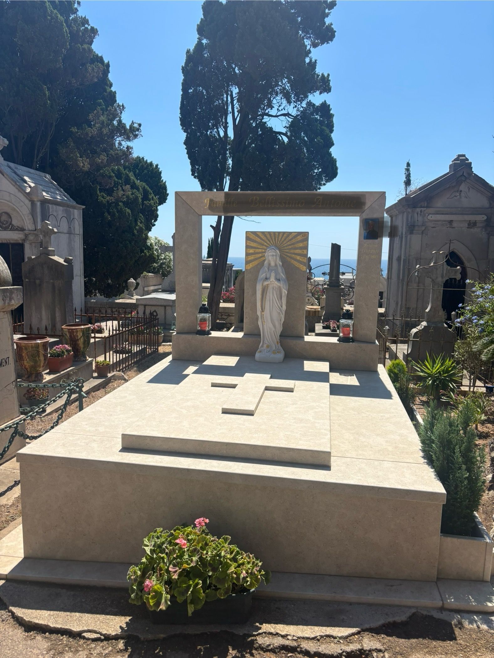 Columbarium en pierre avec deux étagères et une ouverture sur le dessus. Extérieur.
