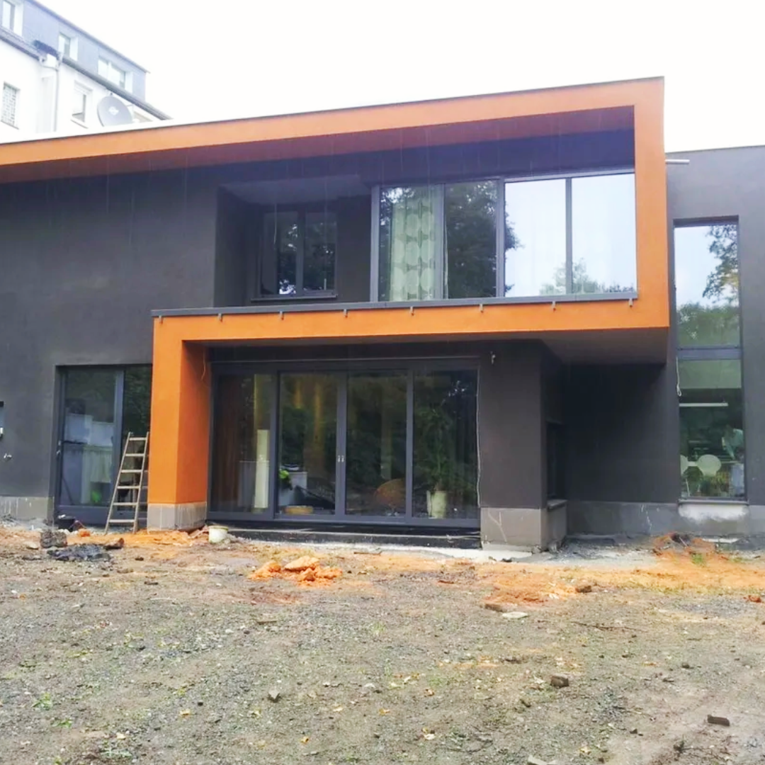 Es entsteht ein großes Haus mit vielen Fenstern