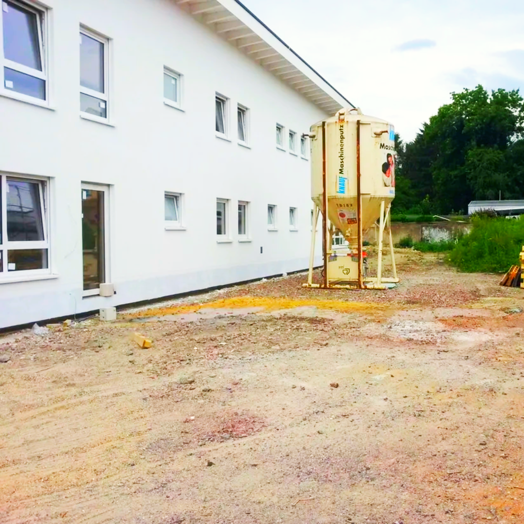 Ein großes weißes Gebäude mit vielen Fenstern ist im Bau