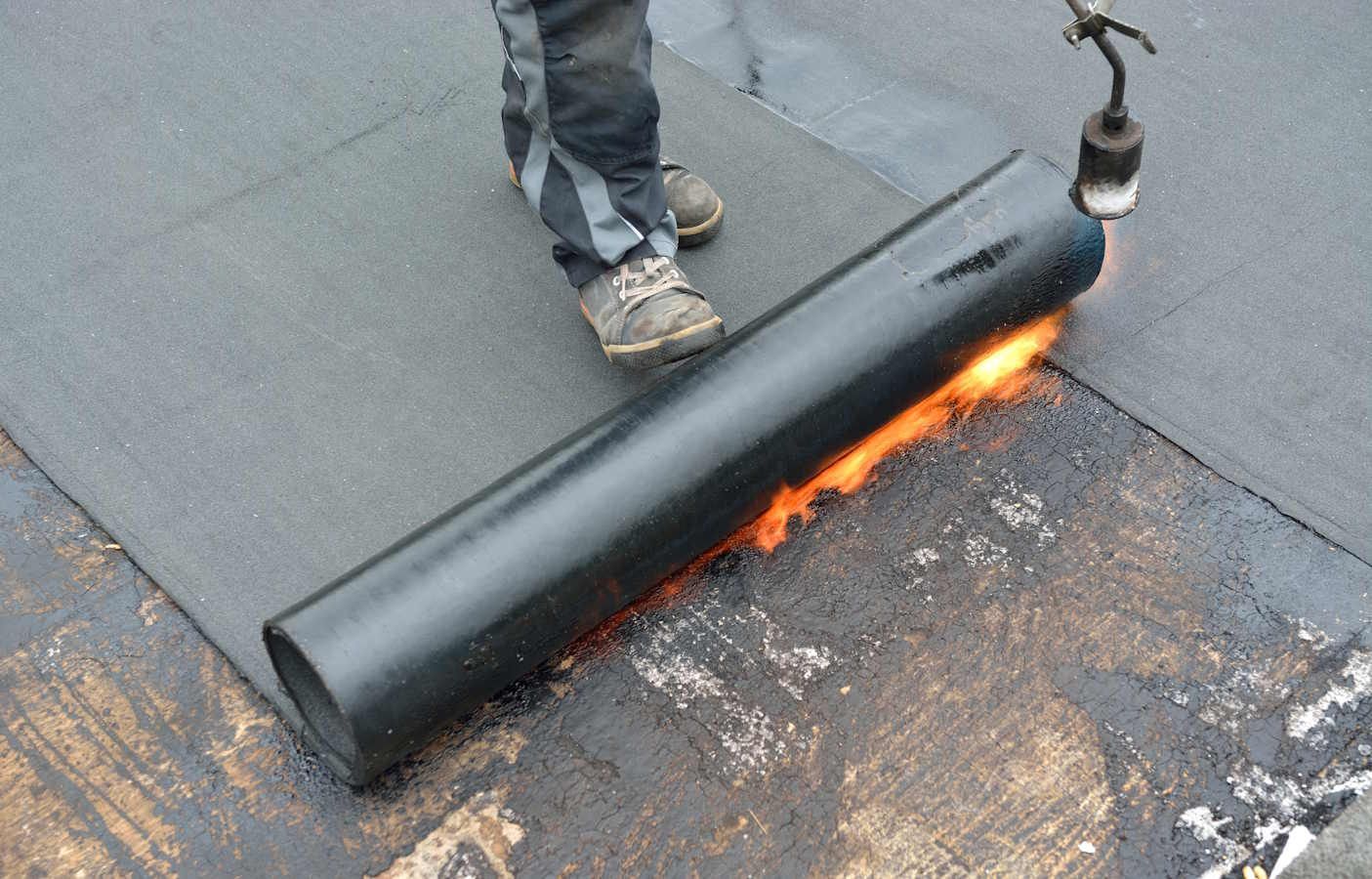 Ein Mitarbeiter unserer Firma für Bauwerksabdichtung dichtet ein Flachdach in Sankt Gallen ab. Ein Mitarbeiter unserer Firma für Bauwerksabdichtung dichtet ein Flachdach in Sankt Gallen ab.