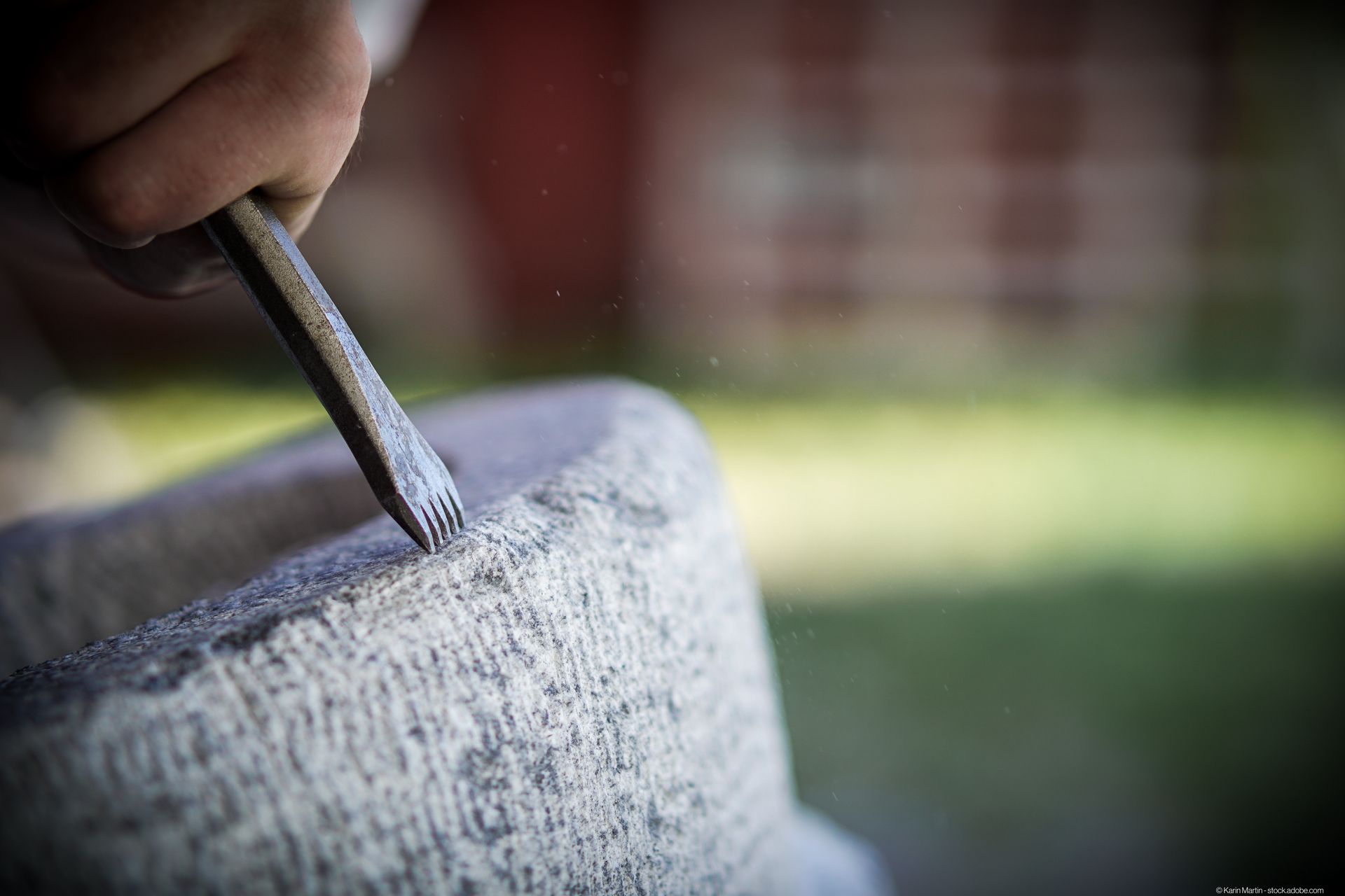 Steinmetz bearbeitet einen Naturstein