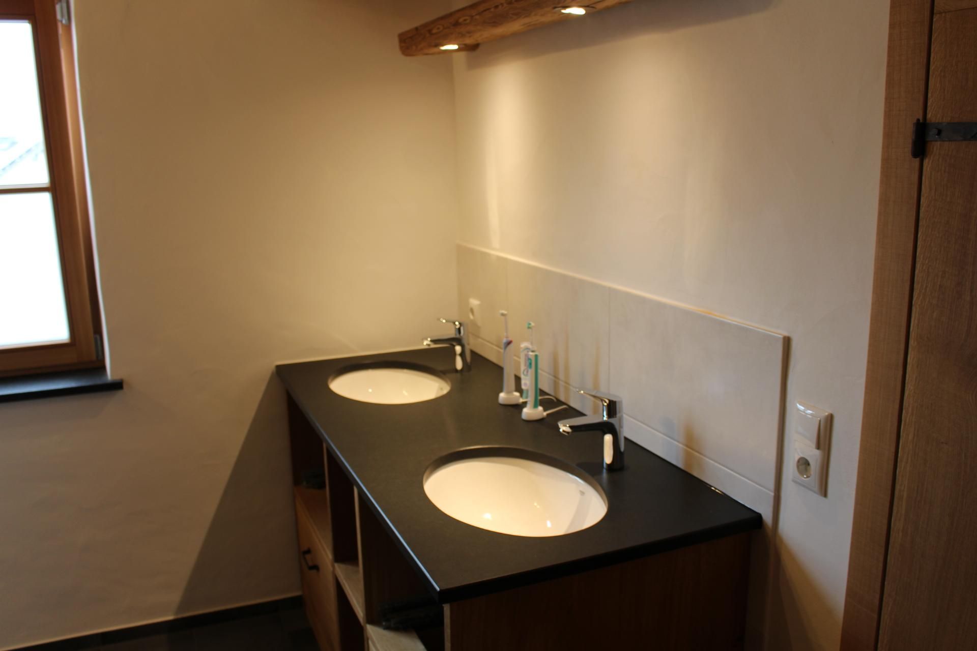 ein Badezimmer mit zwei Waschbecken 