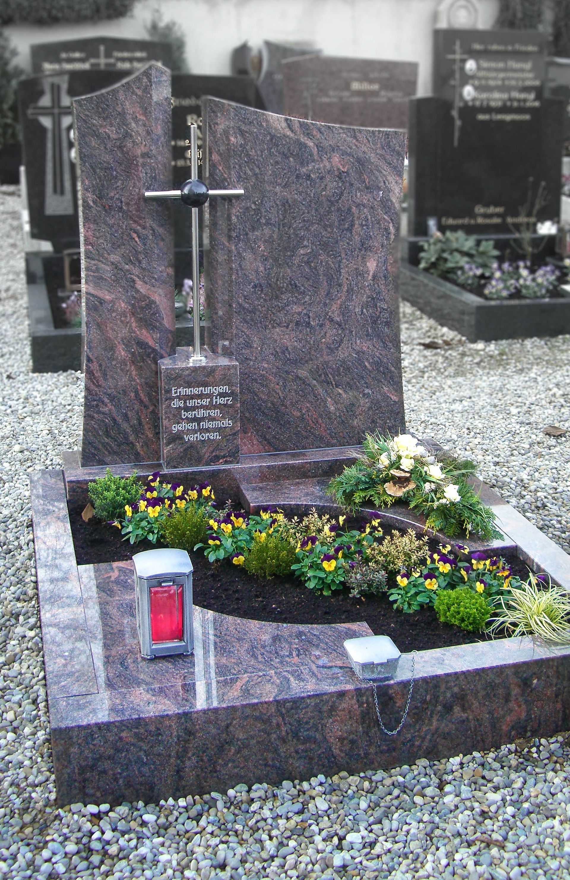 ein Grabstein mit einem Kreuz und einer Laterne