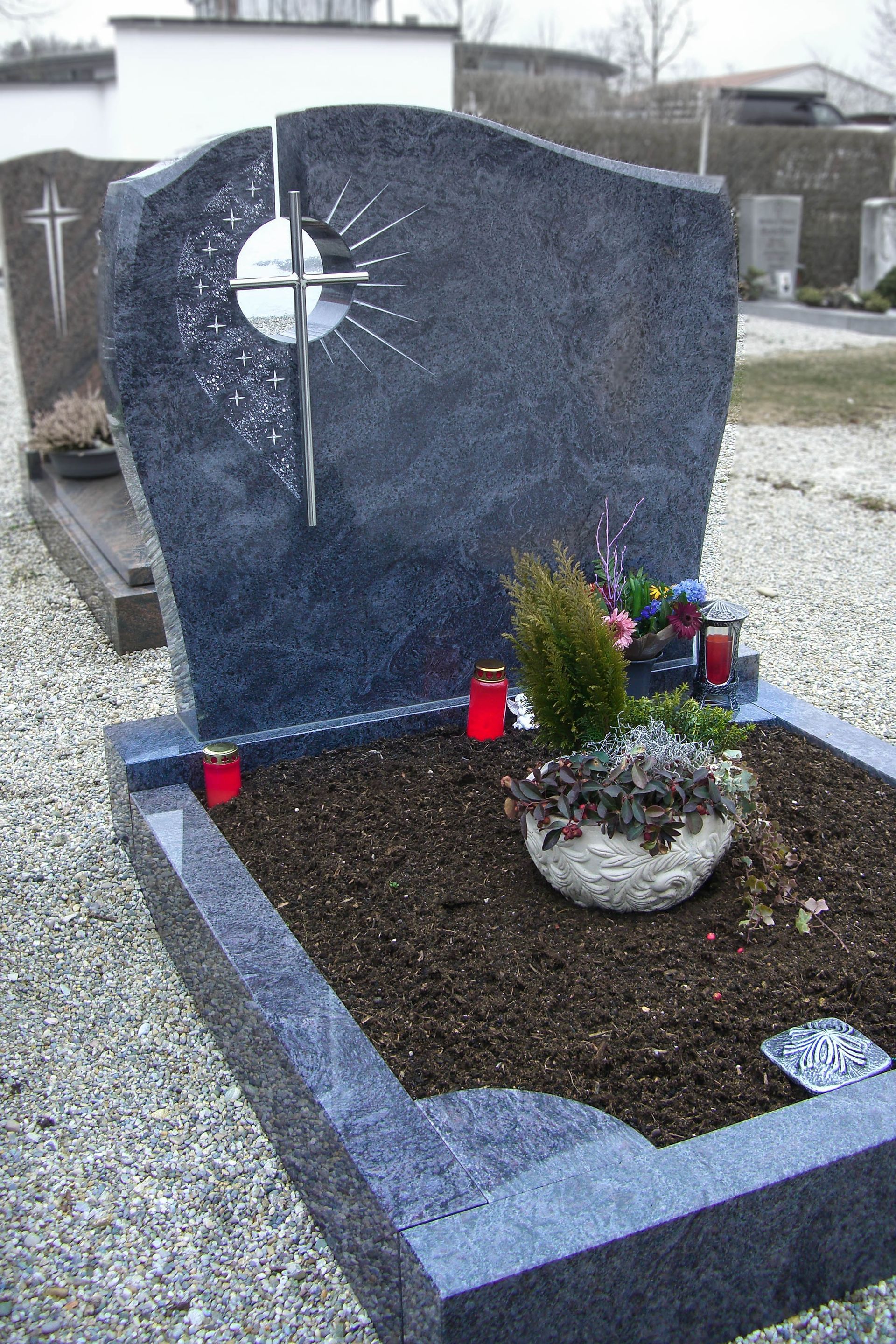 ein blauer Grabstein mit einem Kreuz darauf