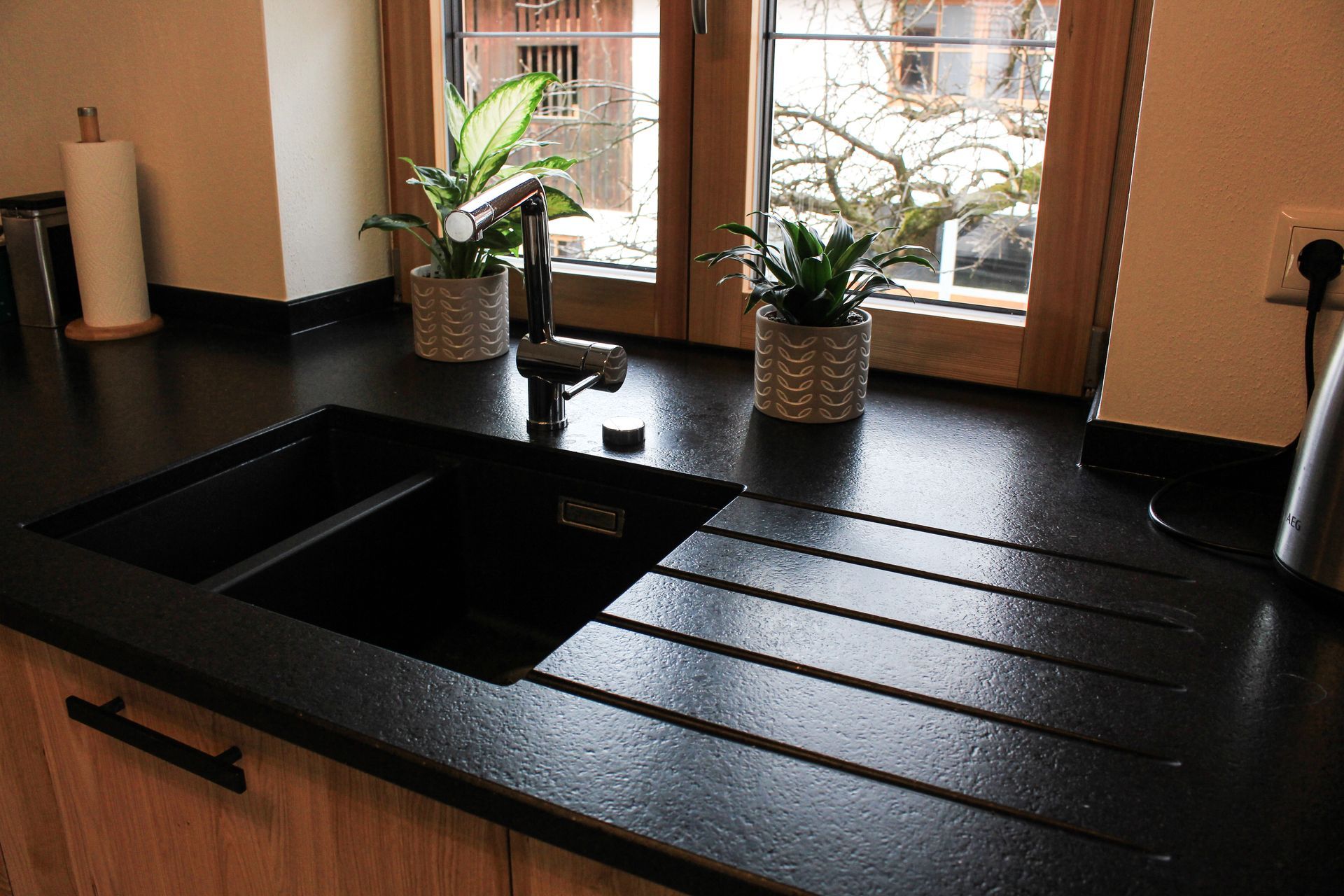 Nahaufnahme der Ecke einer Küchenplatte