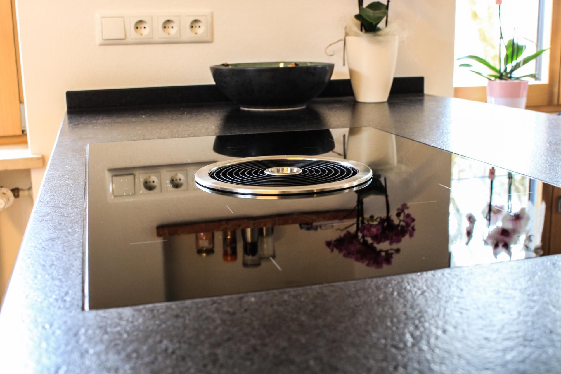 Küchenplatte Material: Cambrian Black.jpg