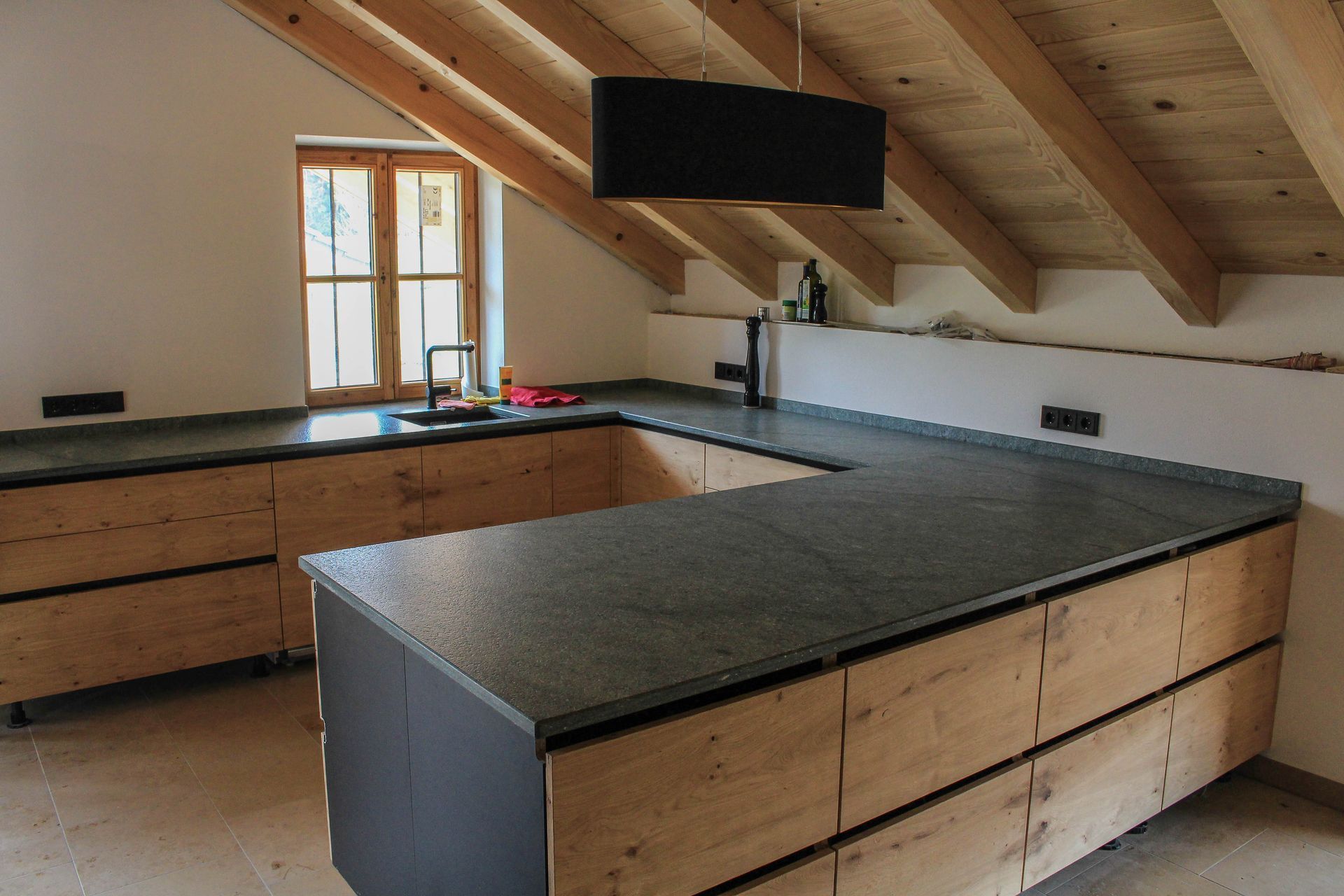 Küchenplatte Material Jurassic Grey Kantenbearbeitung gebrochen