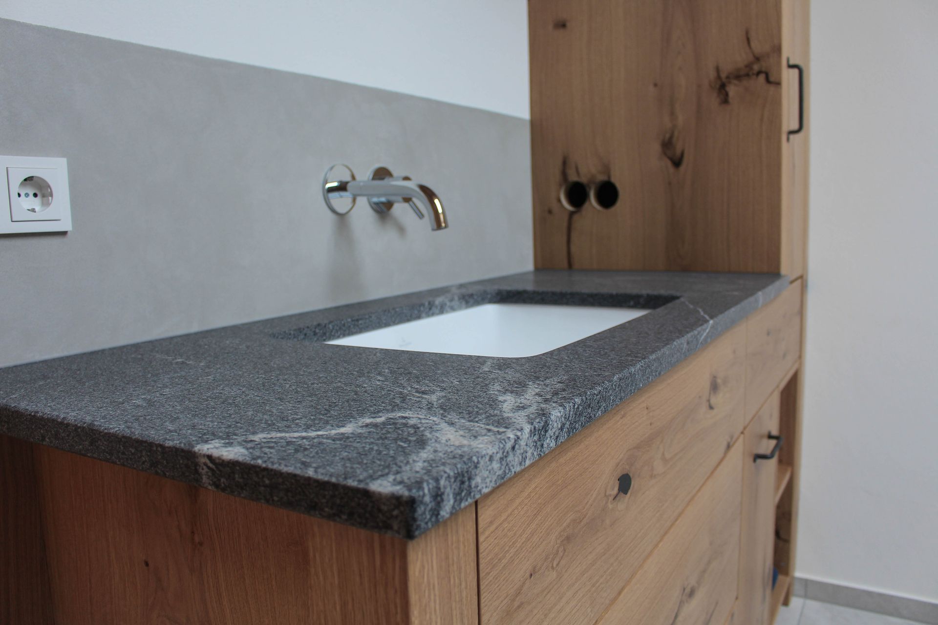 Waschbecken mit einer Steinplatte