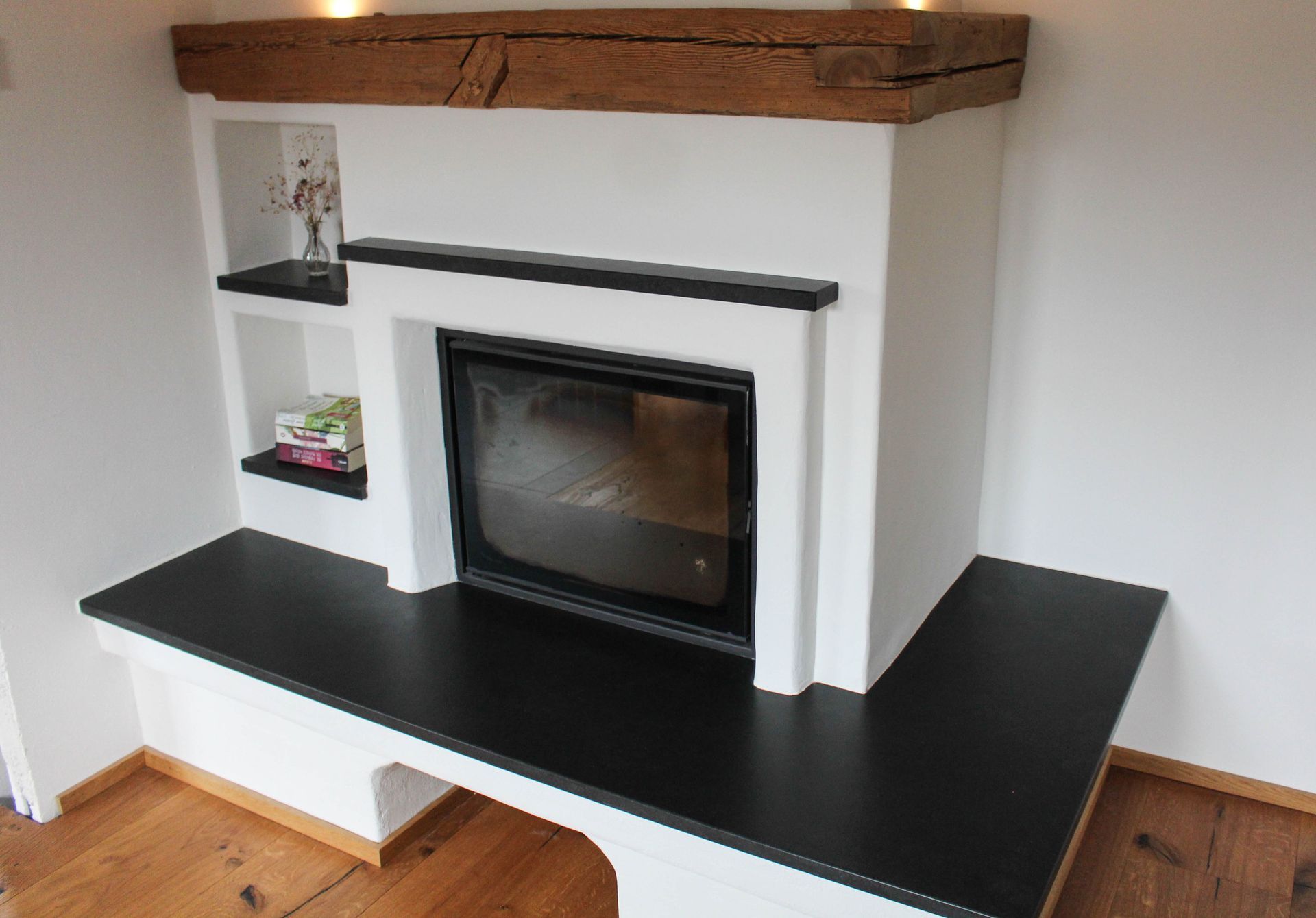 ein weißer Kamin mit einer Steinverkleidung