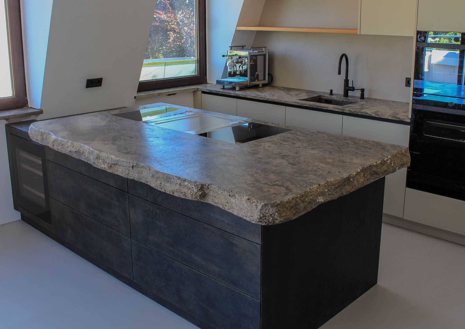 eine Küche mit einer großen Insel aus Stein