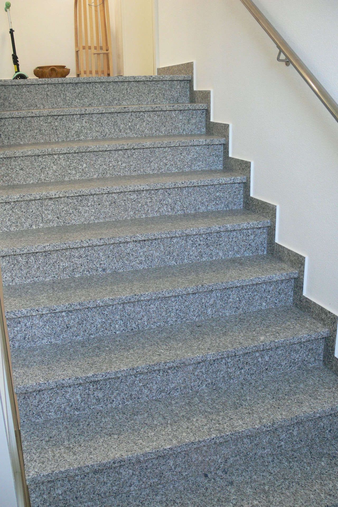 Ein Mann benutzt eine Maschine , um einen Stein zu polieren .