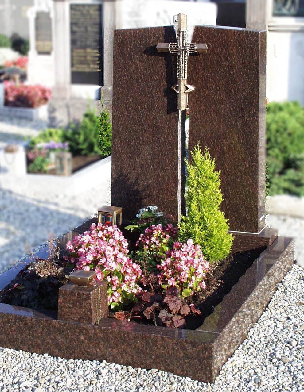 ein Grabstein mit einem Kreuz und Blumen darauf