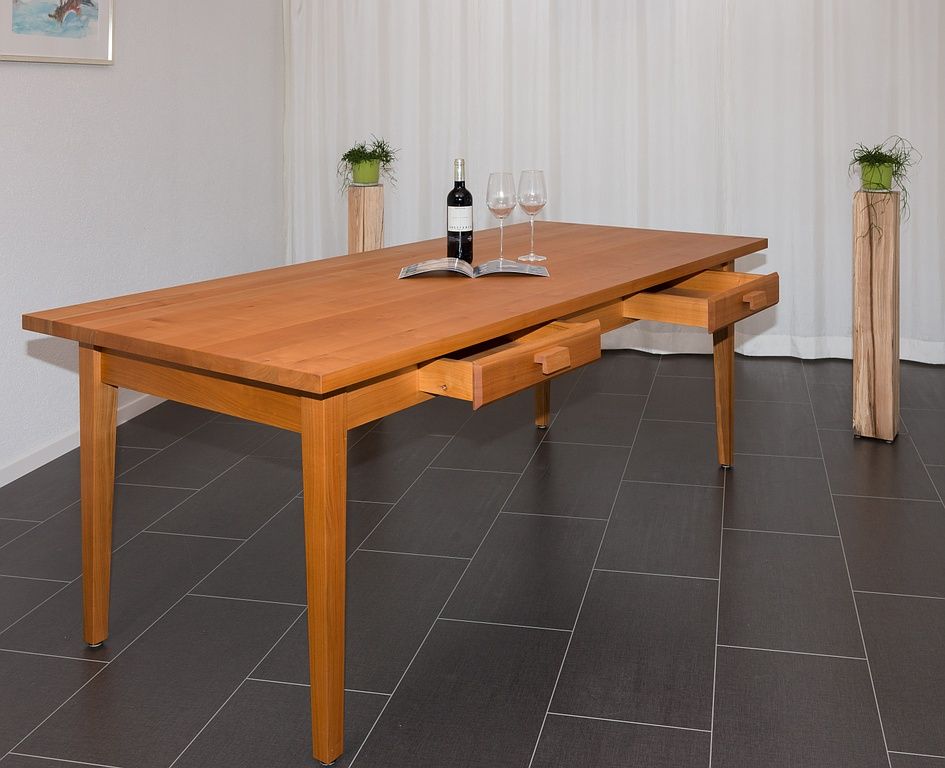 Kirschbaumtisch