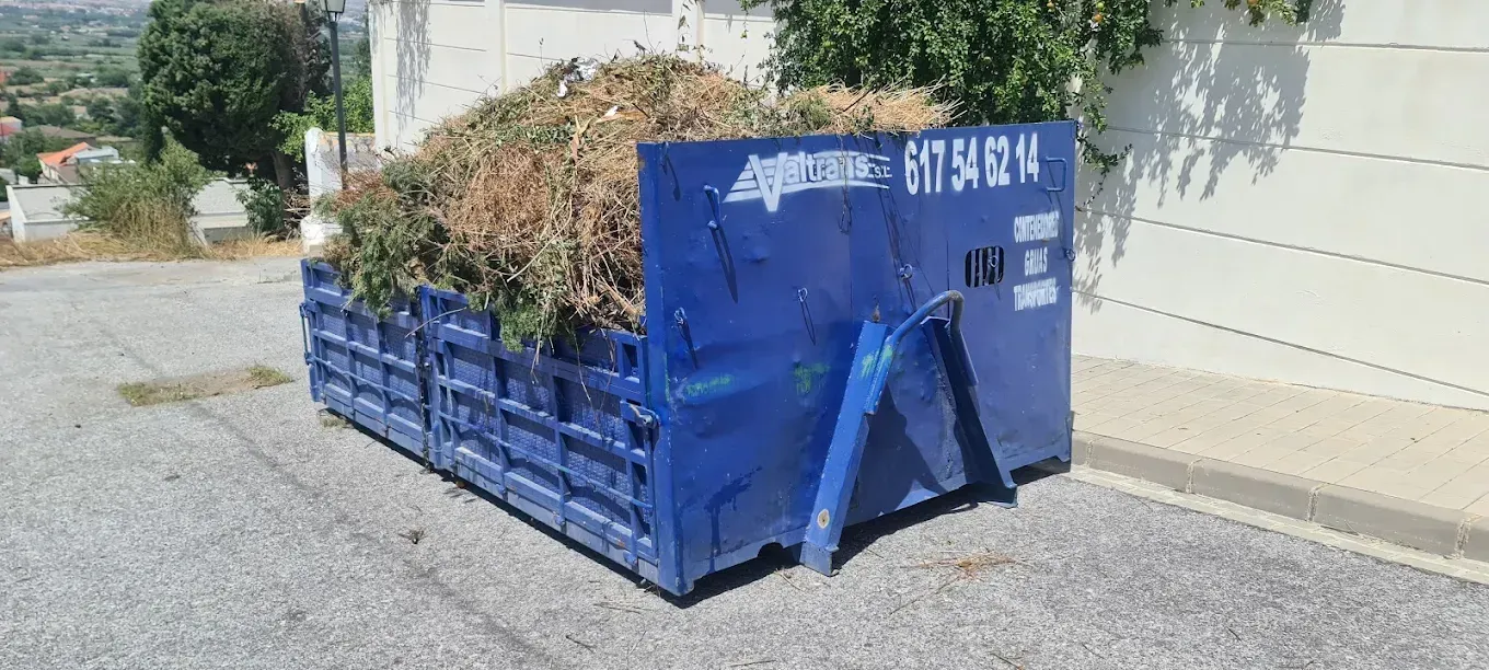 Dos imágenes: un trabajador en una escalera alta pintando una pared exterior y un trabajador en un andamio enyesando un techo.