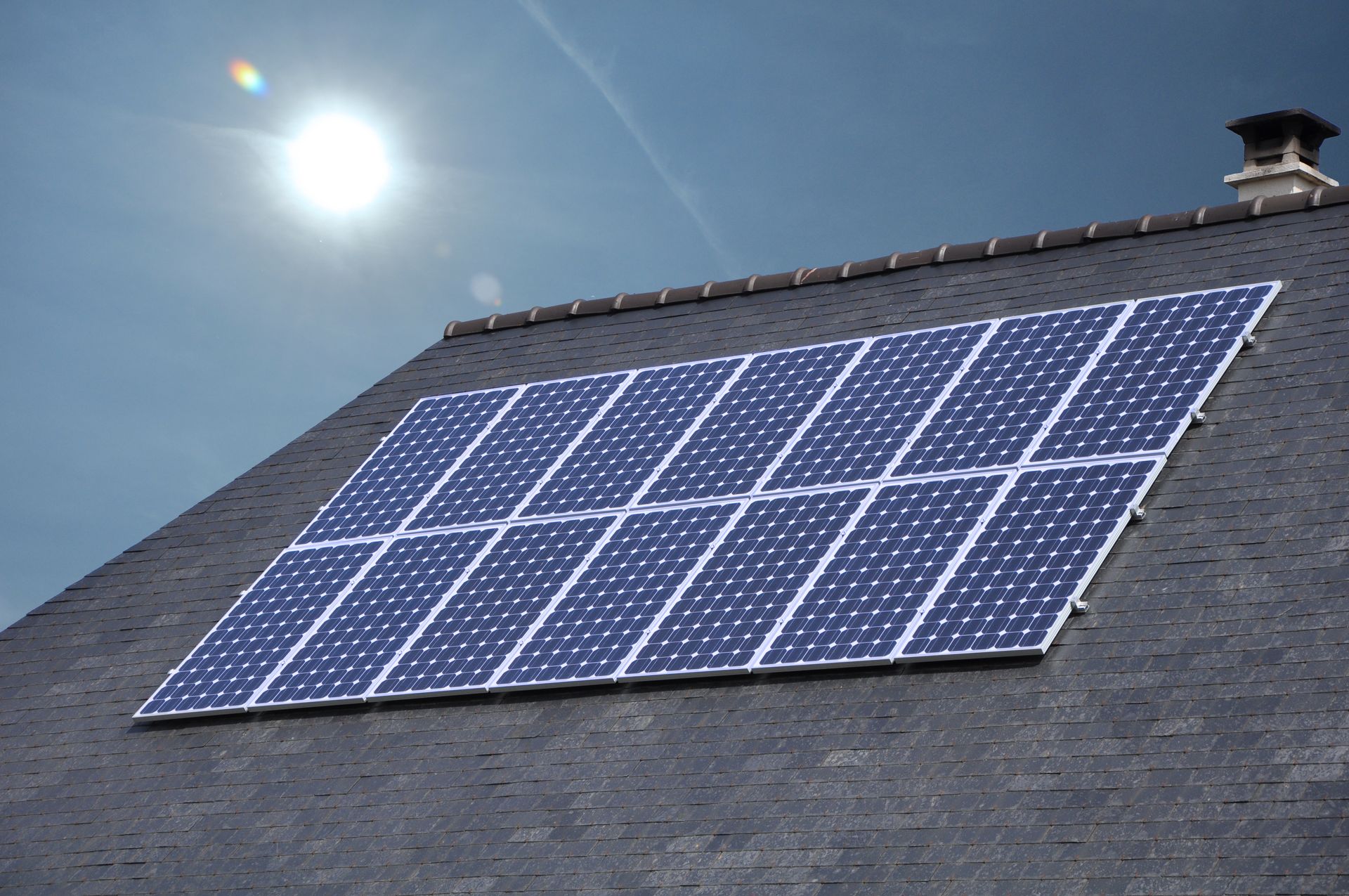 Panneaux photovoltaïques sur une toiture en ardoises