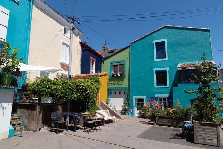 Vue sur des façades colorées de maisons