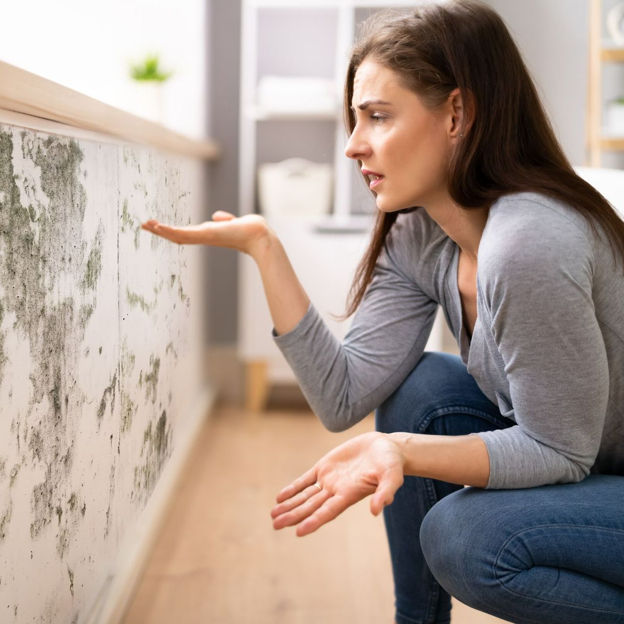 Remontées capillaires sur façade de maison