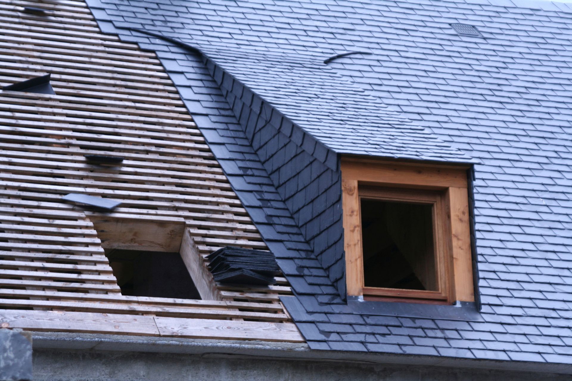 Lucarne sur un toit en ardoises