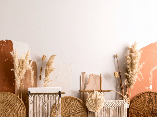 Décoration de style bohème : herbe de la pampa séchée, macramé.