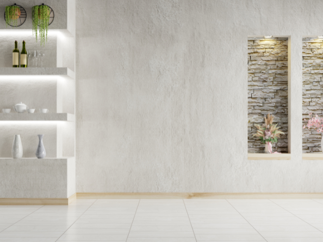 Chambre blanche moderne avec étagères intégrées et niches en pierre, éclairée par un éclairage doux et sol carrelé.