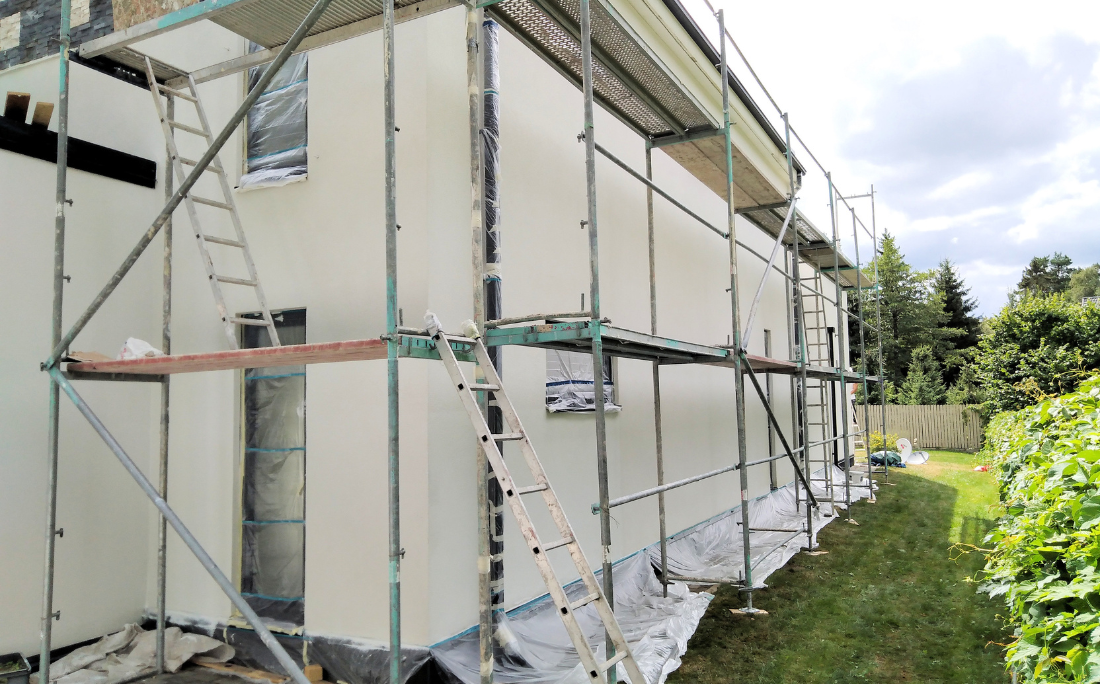 Une personne installe un câble à fibre optique dans une boîte.