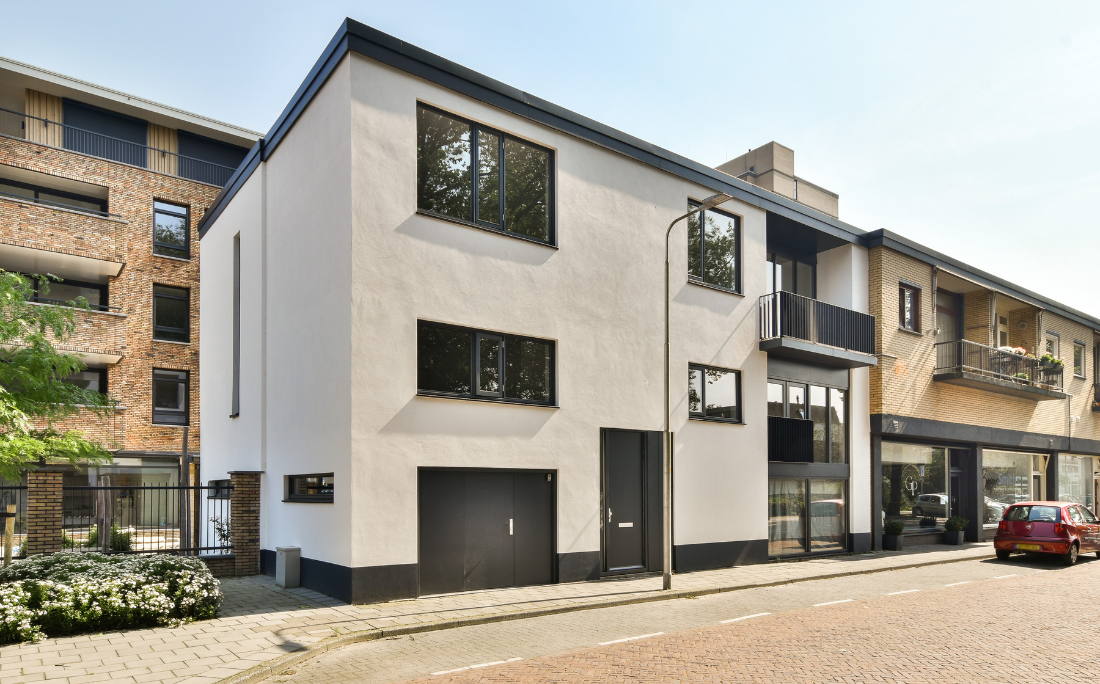 Une personne installe un câble à fibre optique dans une boîte.