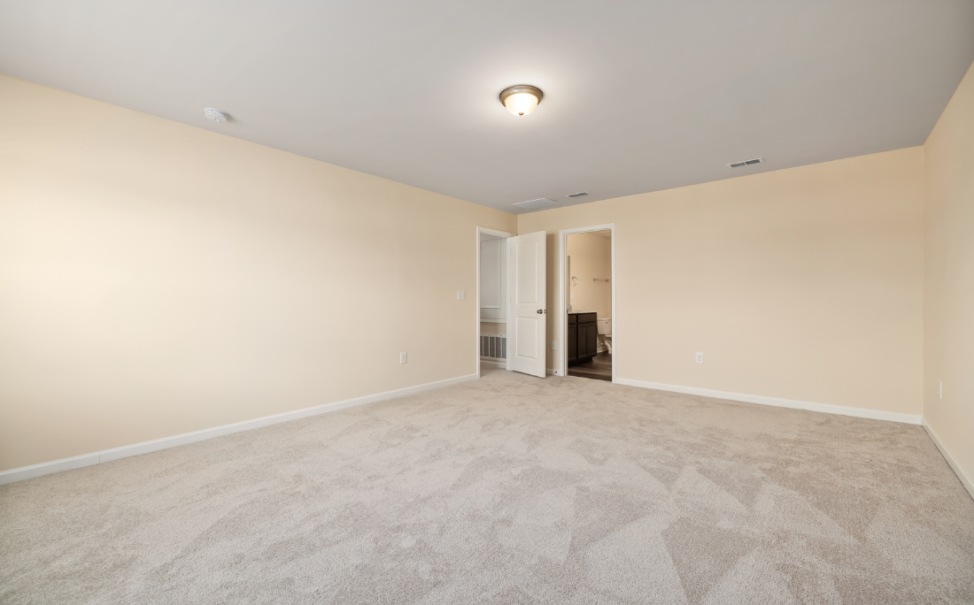 Une personne installe un câble à fibre optique dans une boîte.