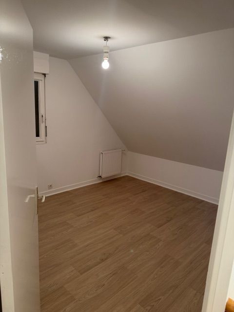 Salon chaleureux avec fauteuil, herbe de la pampa, mur voûté et table moderne. Couleurs douces et lumière naturelle.