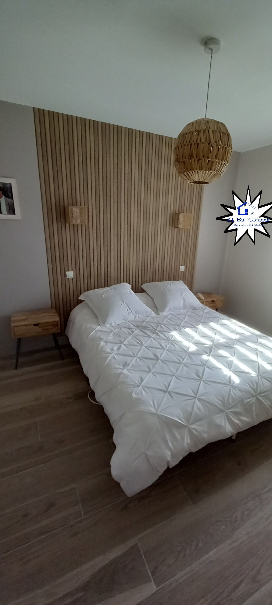 Chambre avec une tête de lit en bois, une literie blanche et une suspension en osier.