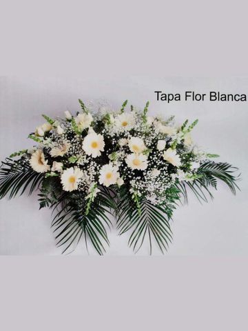 Arreglo floral blanco con margaritas y hojas de helecho verdes sobre un fondo claro, etiquetado como “Tapa Flor Blanca”.