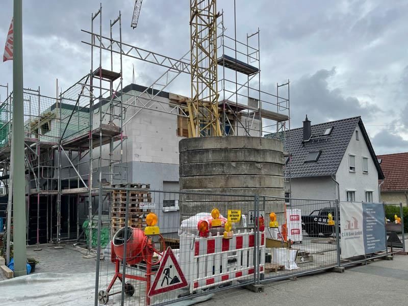 Eine Baustelle mit einem Zaun und einem Kran im Hintergrund