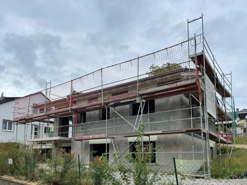 Ein im Bau befindliches Gebäude mit Gerüst an der Seite