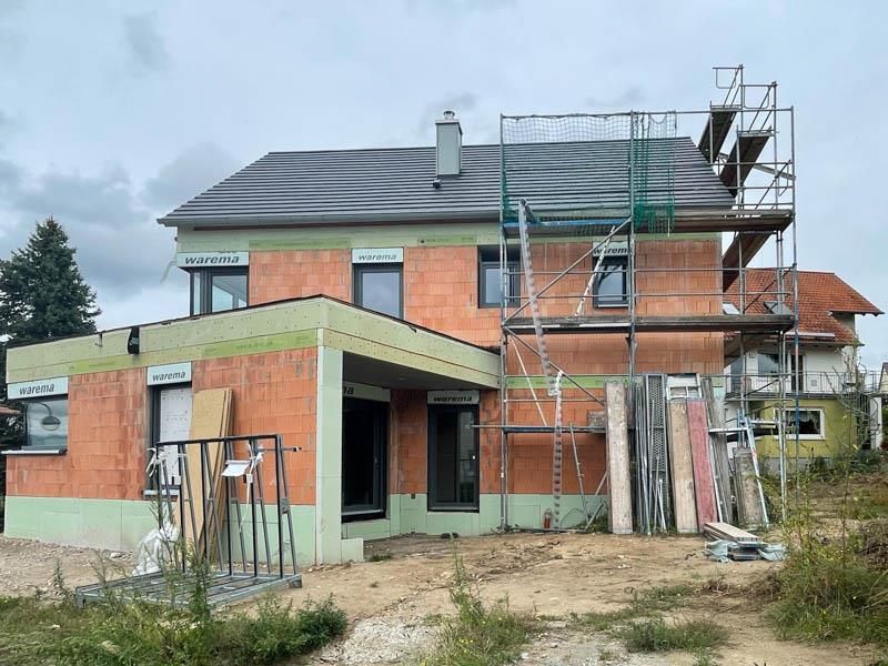 Es wird ein Haus mit Gerüst darum herum gebaut.