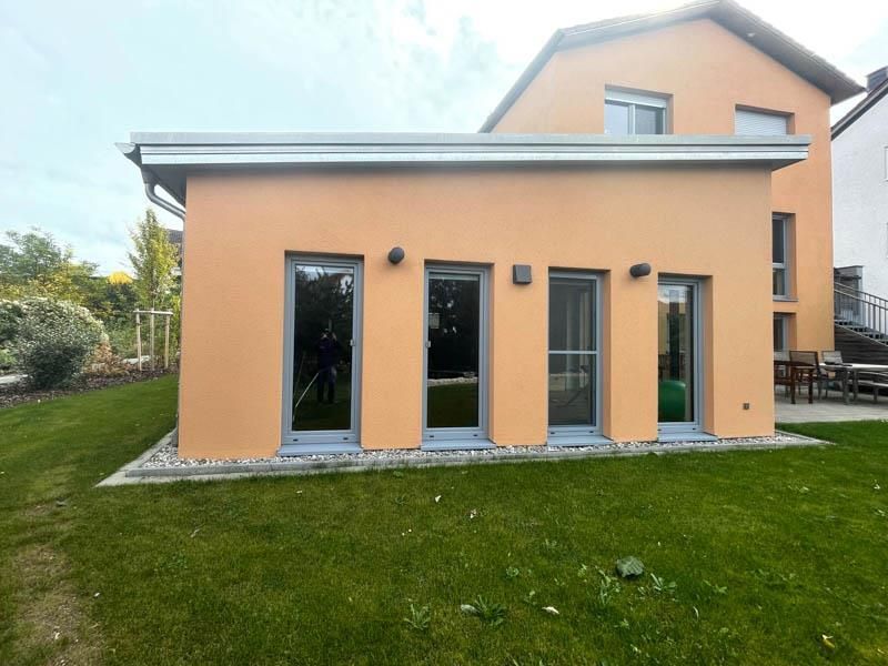 Ein Haus mit einer großen Wiese davor