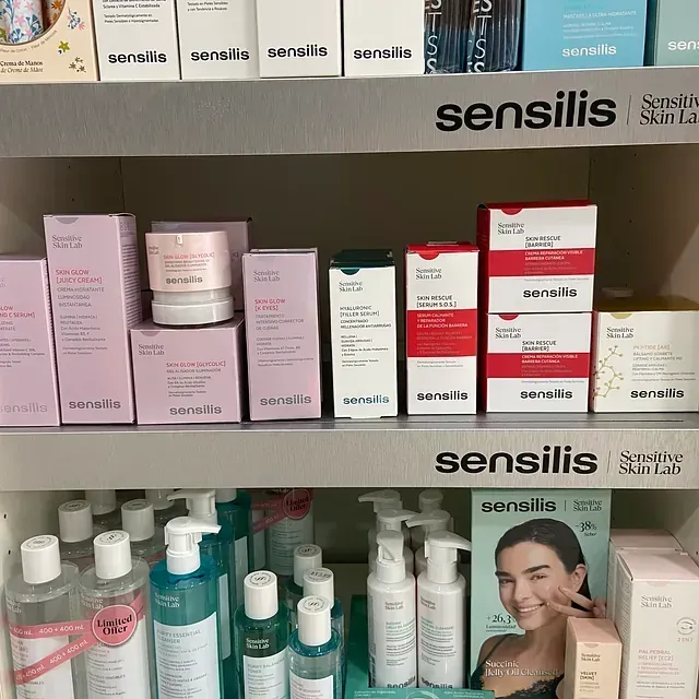 Un estante lleno de una variedad de productos sensilis