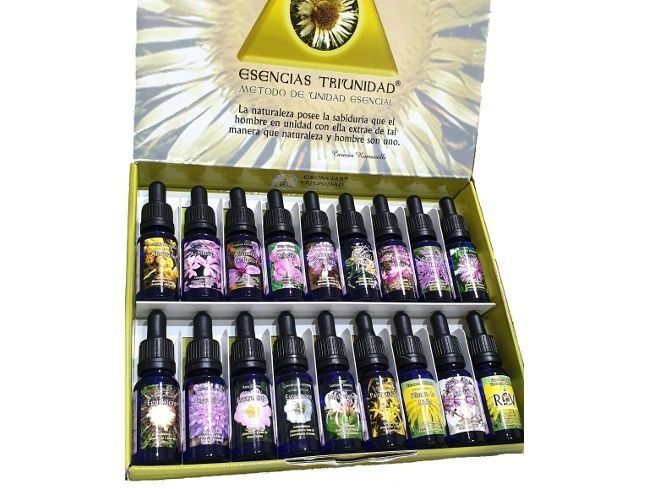 Una caja llena de botellas de aceites esenciales.