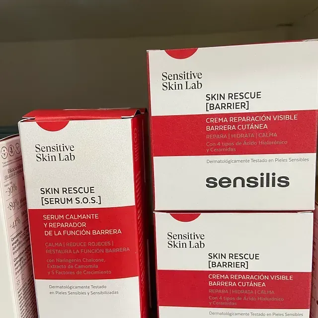 Las cajas de productos de laboratorio para pieles sensibles se apilan una encima de otra.