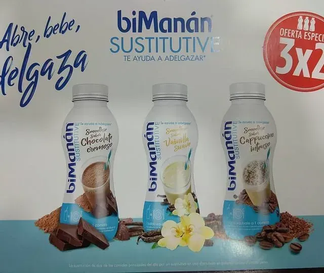 En un cartel se muestran tres botellas de sustituto de bimanán.