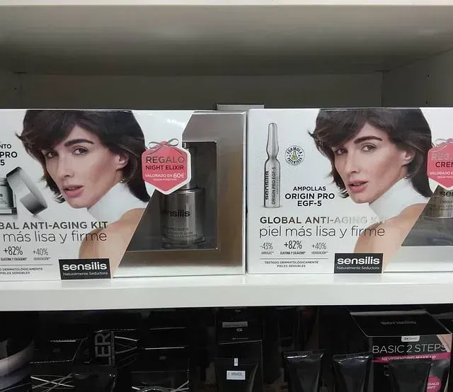 Varias cajas de productos antienvejecimiento están en un estante.