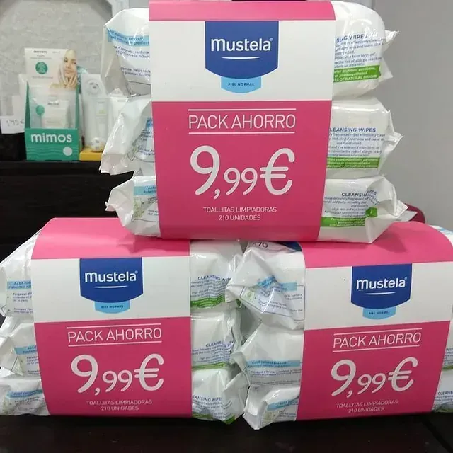 Los paquetes de toallitas Mustela Pack Ahorro se apilan uno encima del otro.