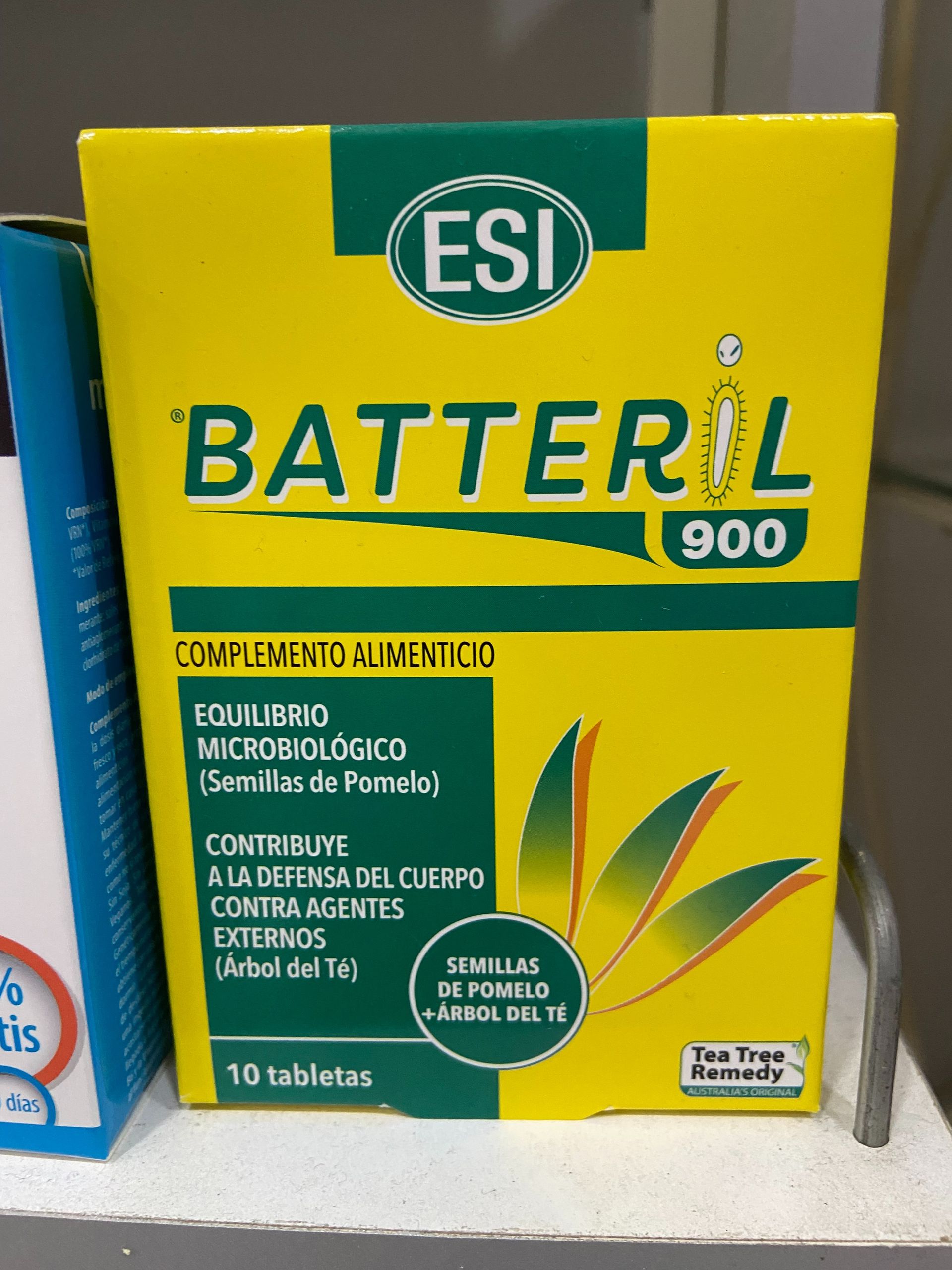 Una caja de batería 900 reposa en un estante