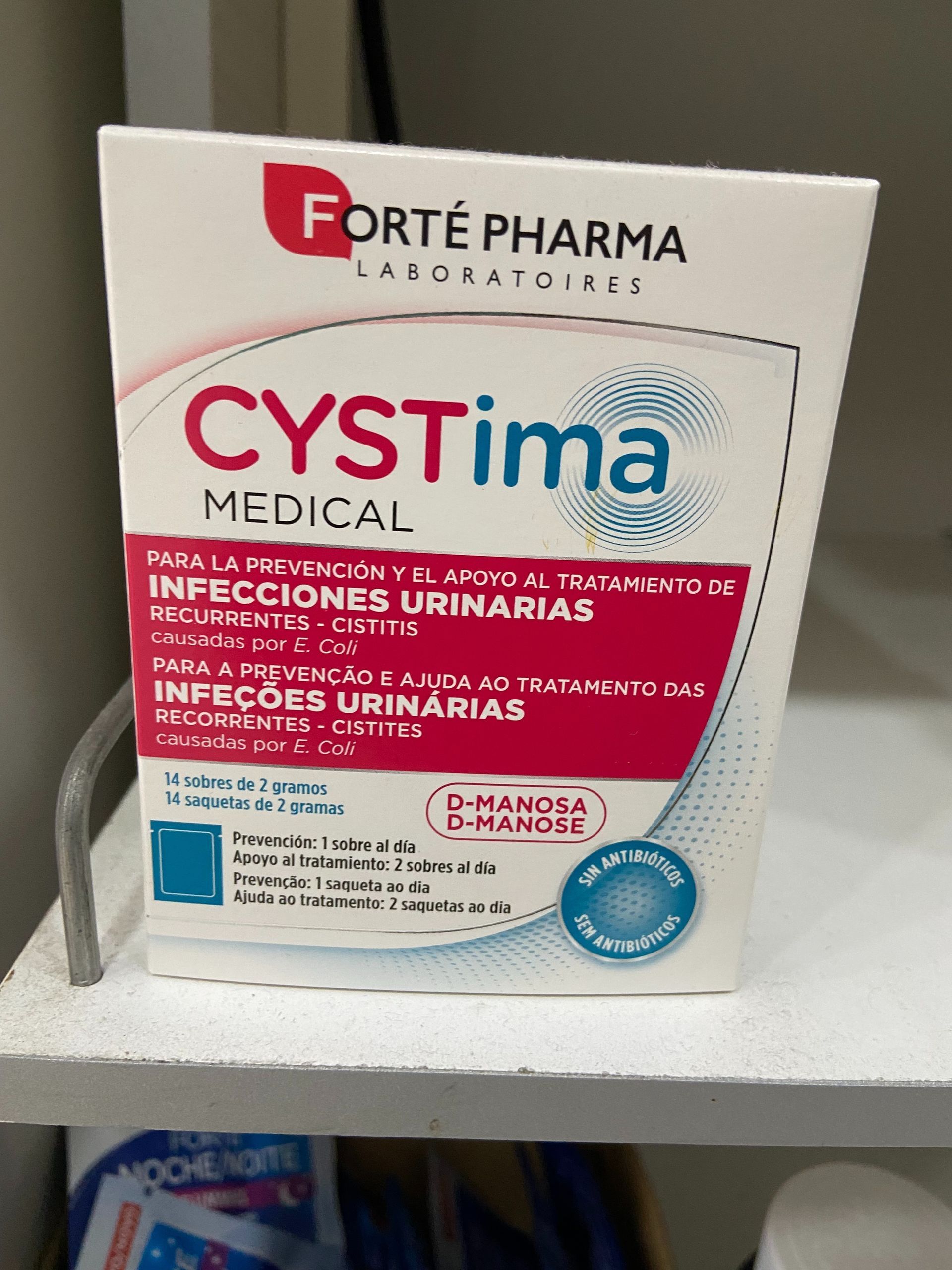 Una caja de Cystima Medical de Forte Pharma en un estante.