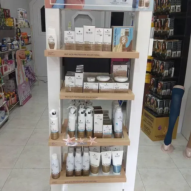 Un estante lleno de botellas y tubos de loción.