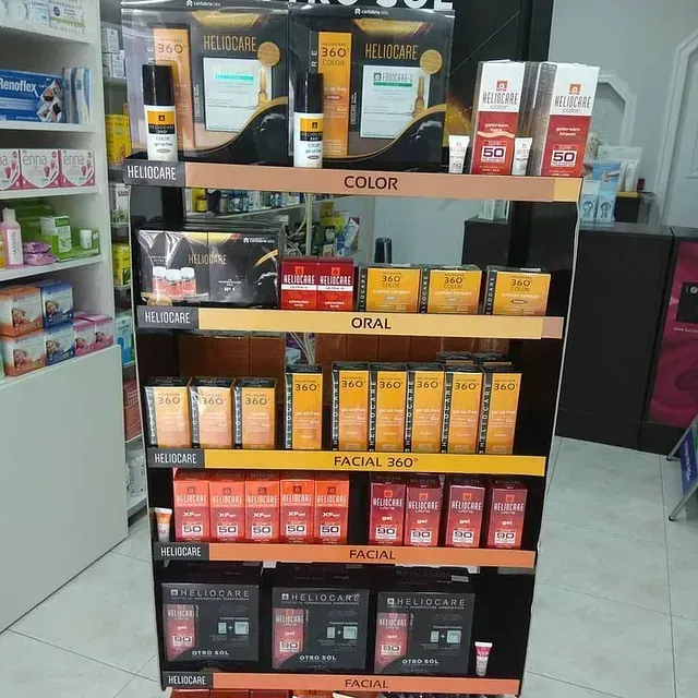 Un expositor en una tienda que dice color.