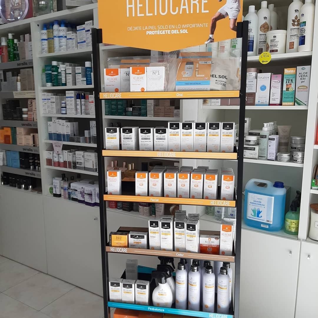 Una exhibición de productos heliocare en una tienda