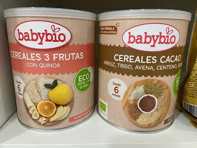 Dos latas de cereales Babybio están en un estante.