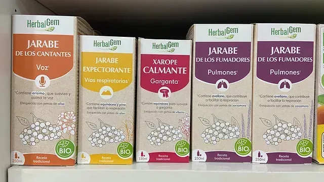 Un estante con cajas de jarabe encima.
